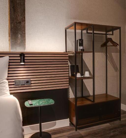 غرفة قياسية, The Sixteen