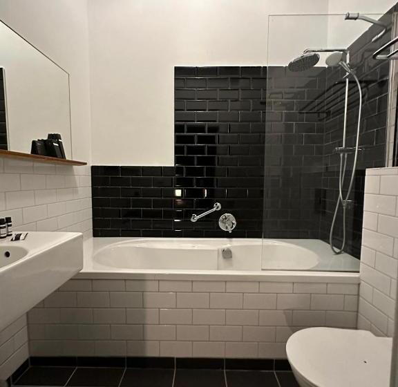 غرفة ديلوكس, The Sixteen