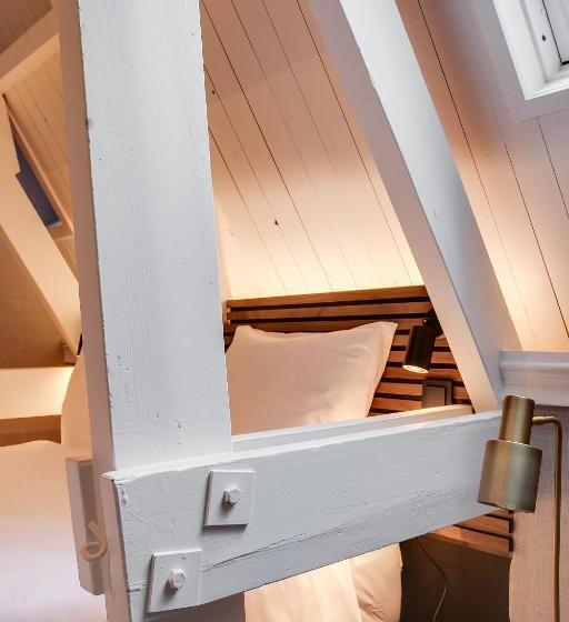 غرفة ديلوكس, The Sixteen