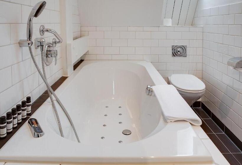 غرفة ديلوكس, The Sixteen