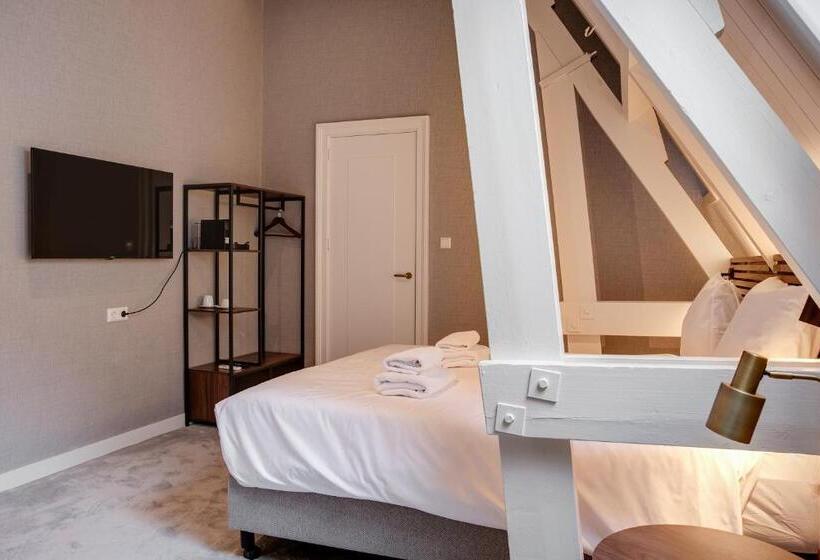 غرفة ديلوكس, The Sixteen