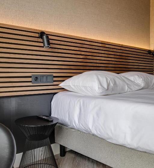 غرفة أساسية, The Sixteen