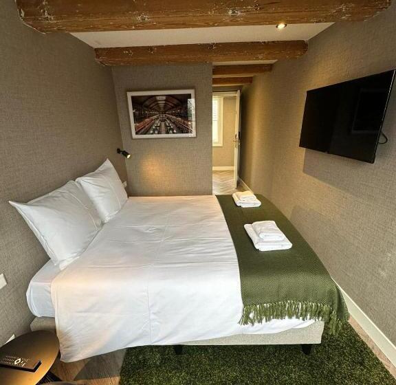 غرفة أساسية, The Sixteen