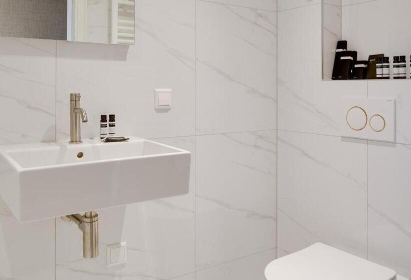 غرفة أساسية, The Sixteen