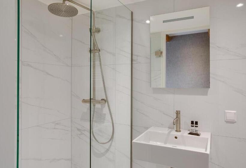 غرفة أساسية, The Sixteen