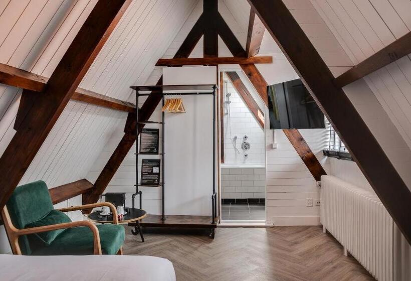 غرفة قياسية فردية, The Sixteen