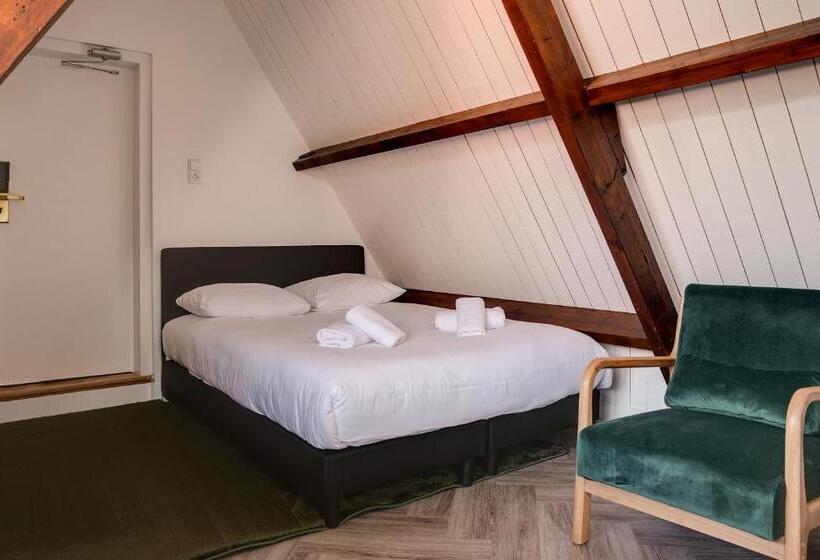 غرفة قياسية فردية, The Sixteen