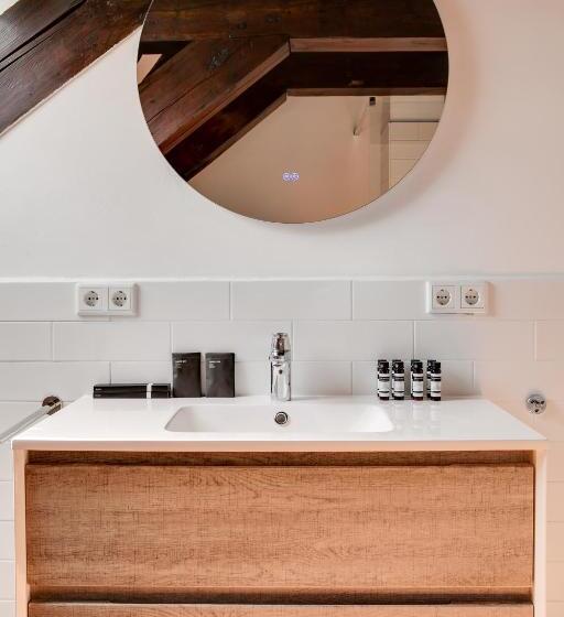 جناح جونيور, The Sixteen