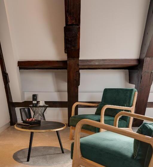 جناح جونيور, The Sixteen