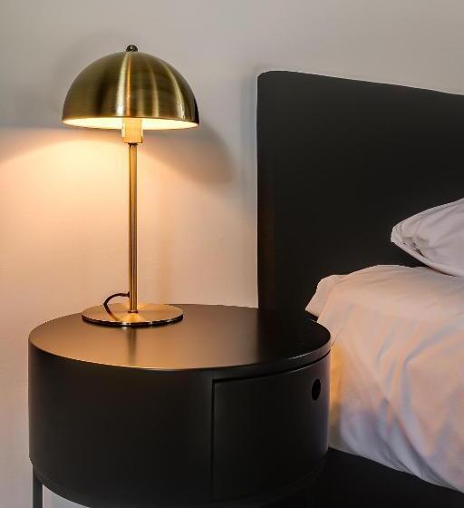 جناح جونيور, The Sixteen