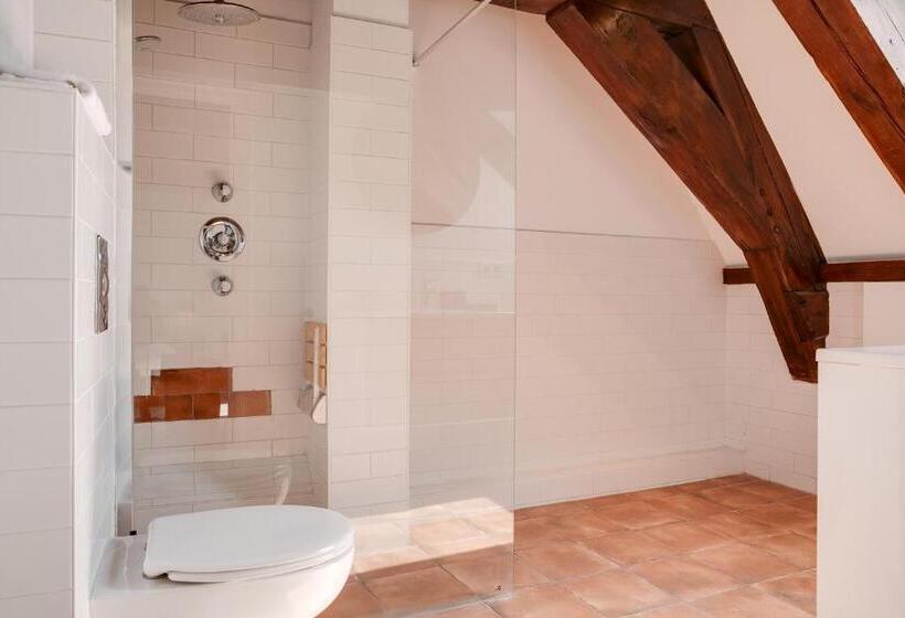 جناح جونيور, The Sixteen