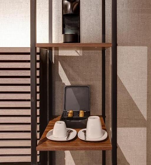 غرفة قياسية, The Sixteen