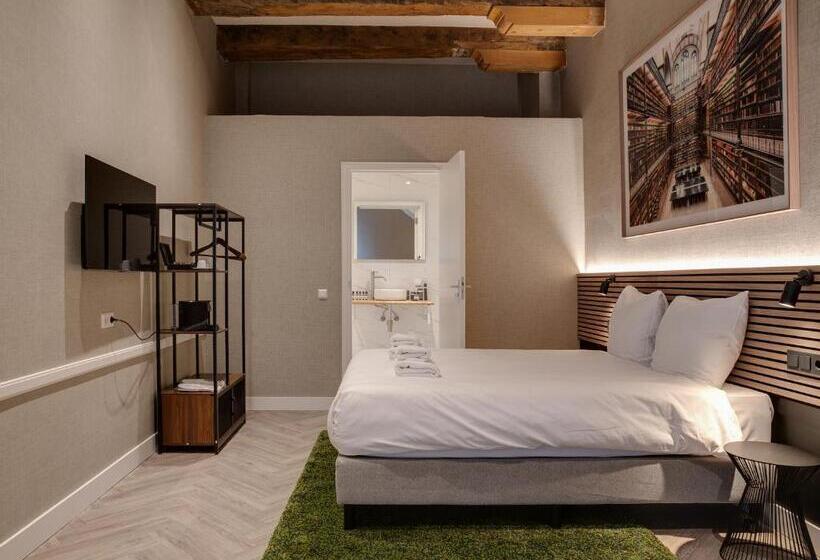 غرفة ديلوكس, The Sixteen