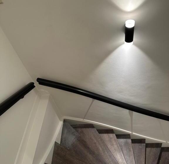 غرفة ديلوكس, The Sixteen