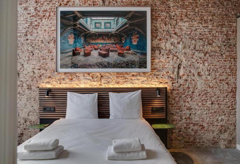 غرفة قياسية, The Sixteen