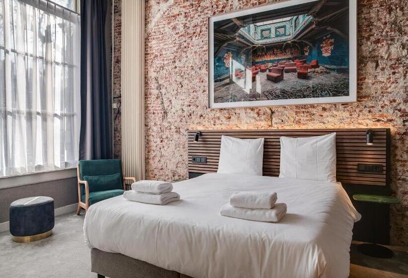 غرفة قياسية, The Sixteen