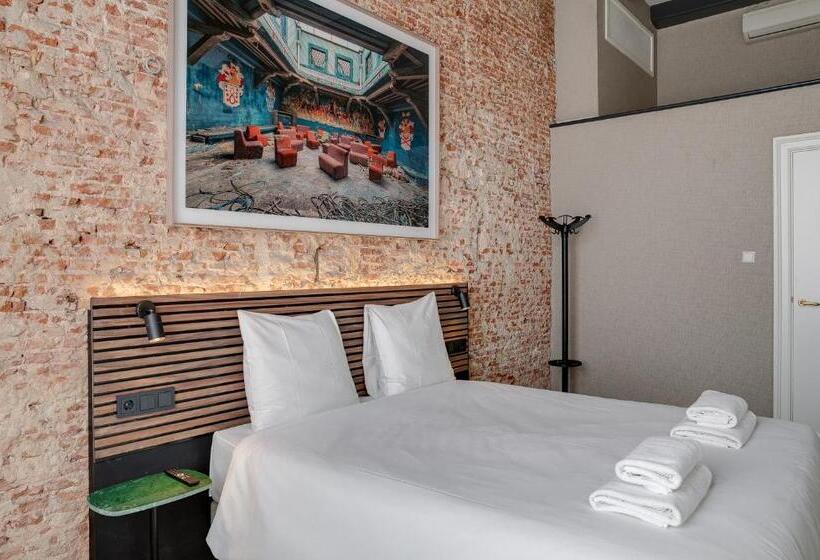 غرفة قياسية, The Sixteen