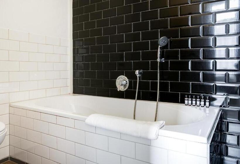 غرفة قياسية, The Sixteen