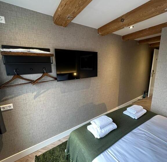 غرفة أساسية, The Sixteen