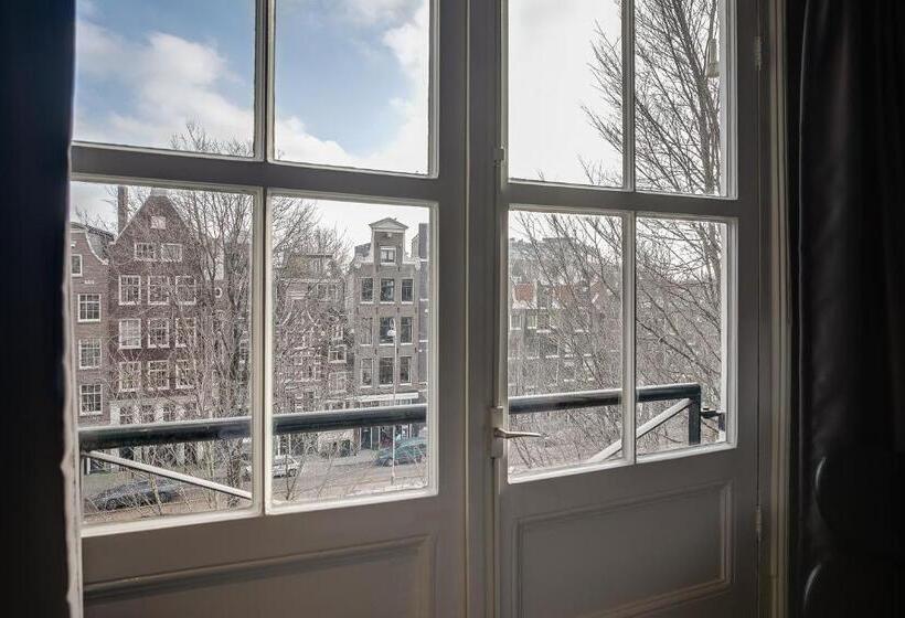 غرفة أساسية, The Sixteen