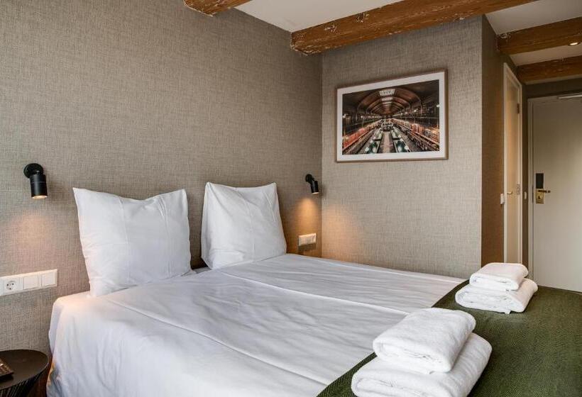 غرفة أساسية, The Sixteen