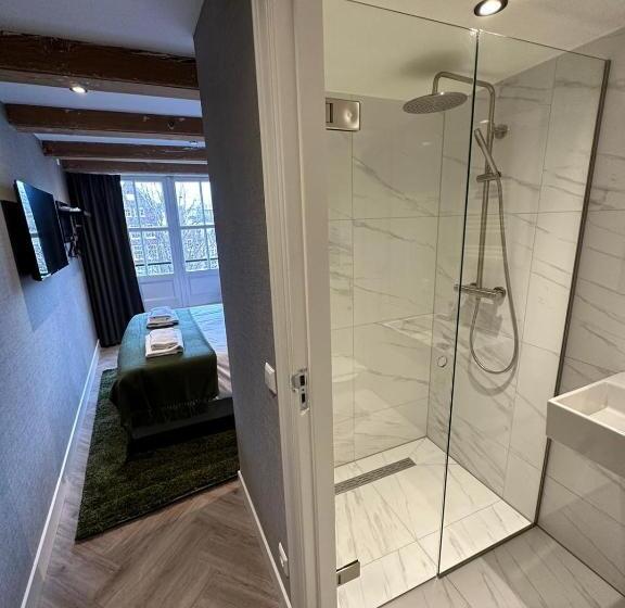 غرفة أساسية, The Sixteen