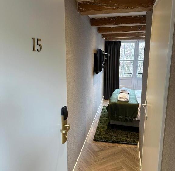 غرفة أساسية, The Sixteen