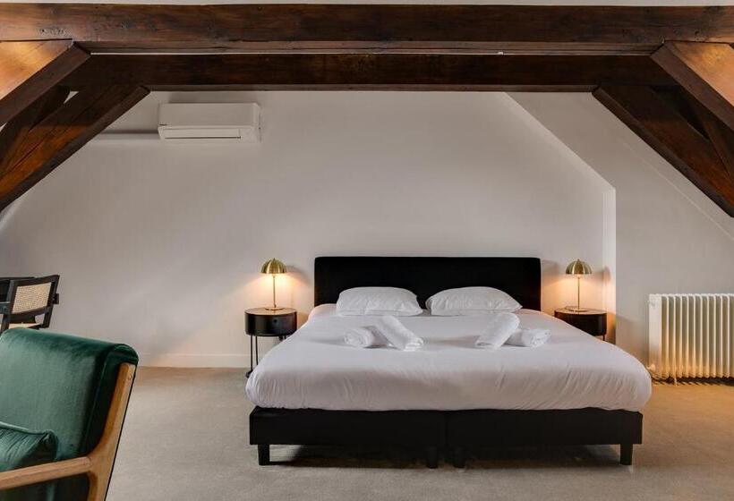 جناح جونيور, The Sixteen