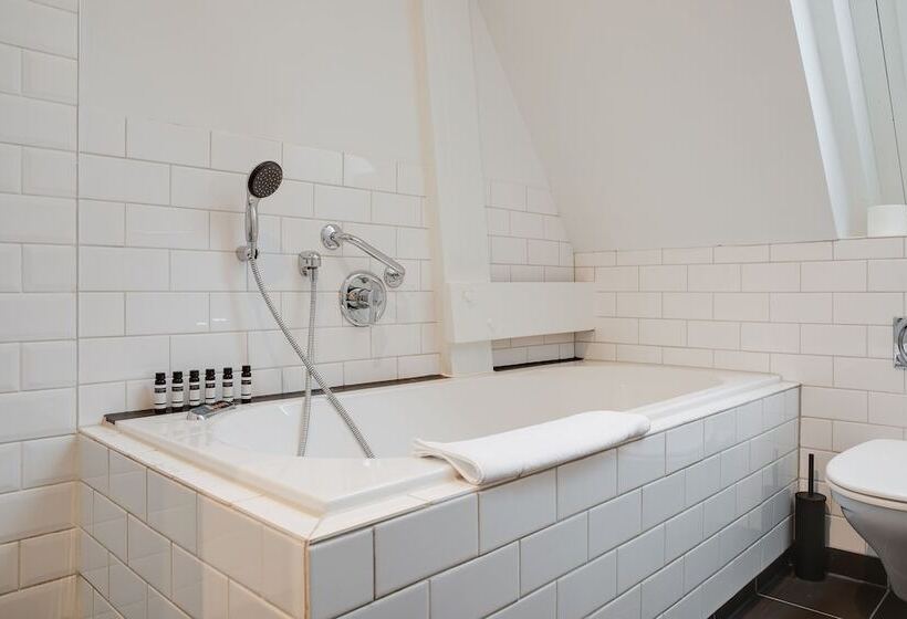 غرفة ديلوكس, The Sixteen