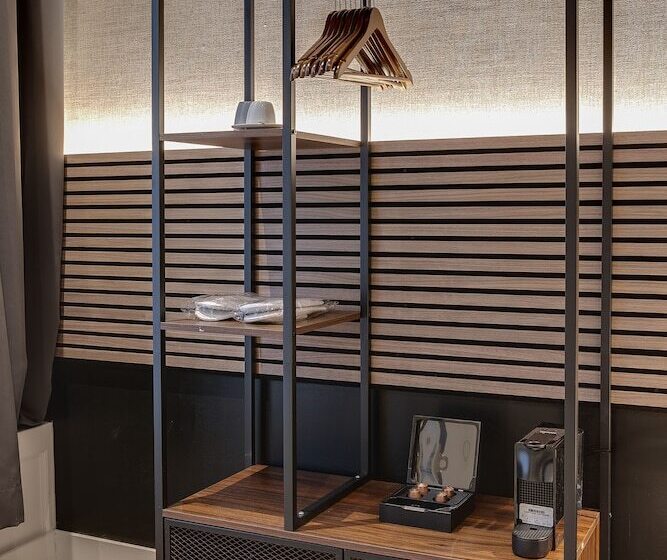 غرفة ديلوكس, The Sixteen