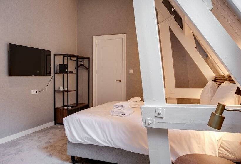 غرفة ديلوكس, The Sixteen