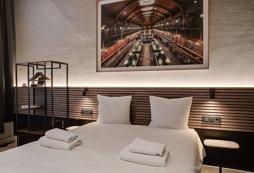 غرفة ديلوكس, The Sixteen