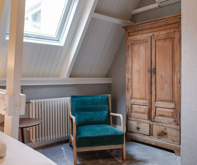 غرفة ديلوكس, The Sixteen