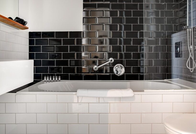 غرفة قياسية, The Sixteen