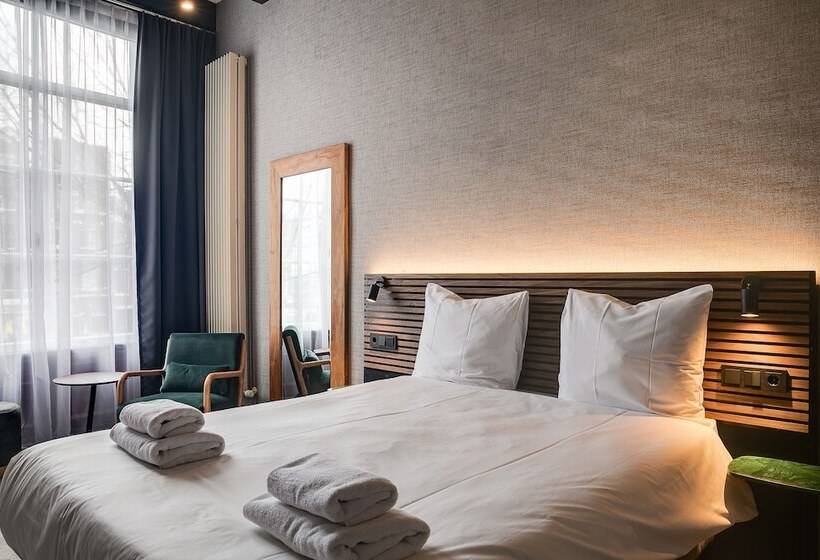 غرفة قياسية, The Sixteen