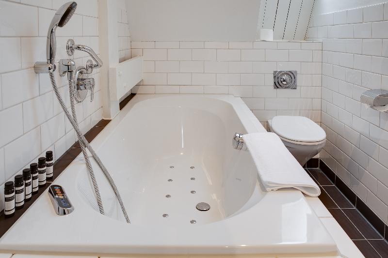 غرفة ديلوكس, The Sixteen