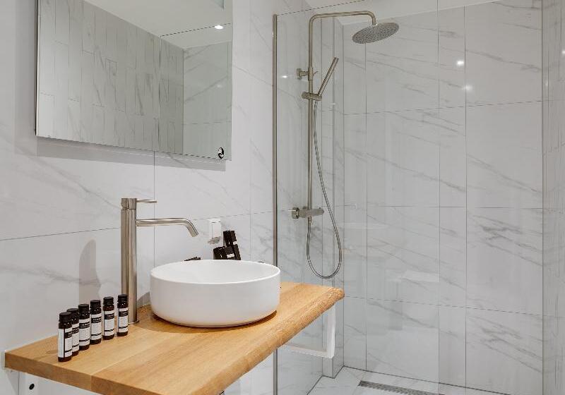 غرفة ديلوكس, The Sixteen