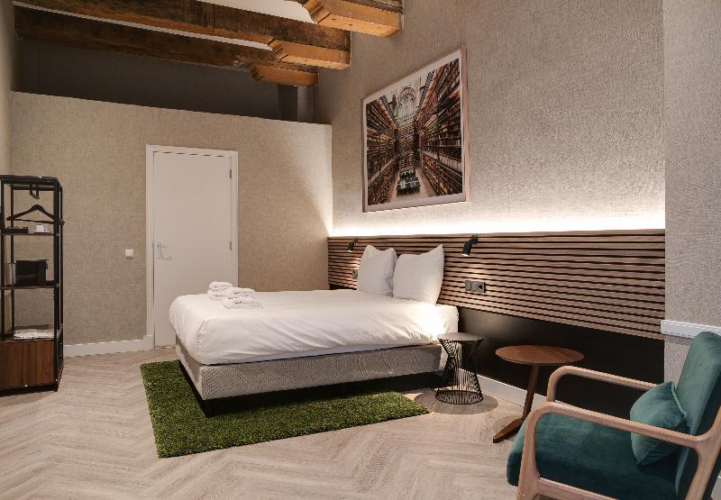 غرفة ديلوكس, The Sixteen