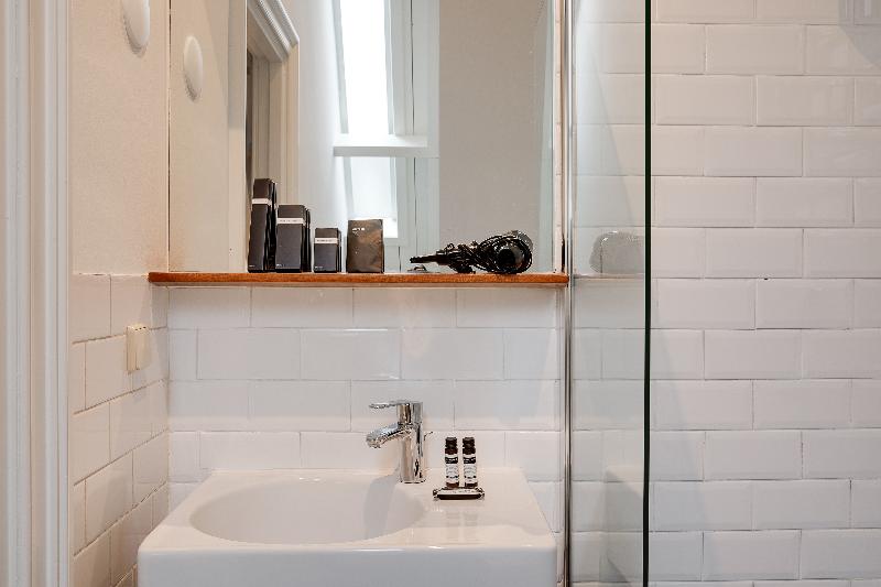 غرفة ديلوكس, The Sixteen