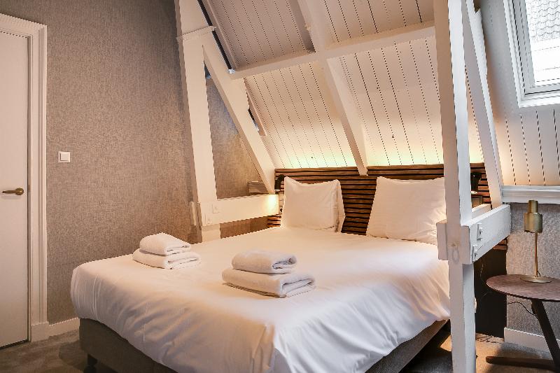 غرفة ديلوكس, The Sixteen