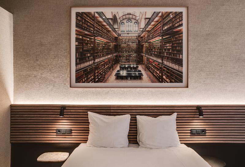 غرفة ديلوكس, The Sixteen