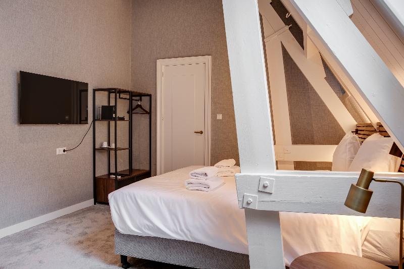 غرفة ديلوكس, The Sixteen