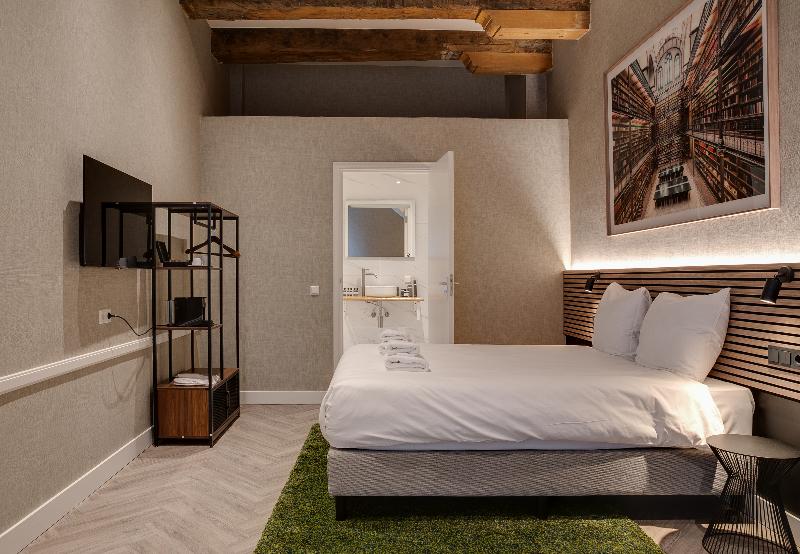 غرفة ديلوكس, The Sixteen