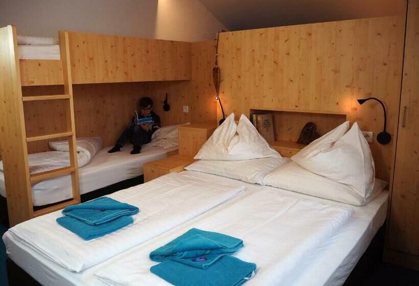 غرفة قياسية رباعية, Dav Haus