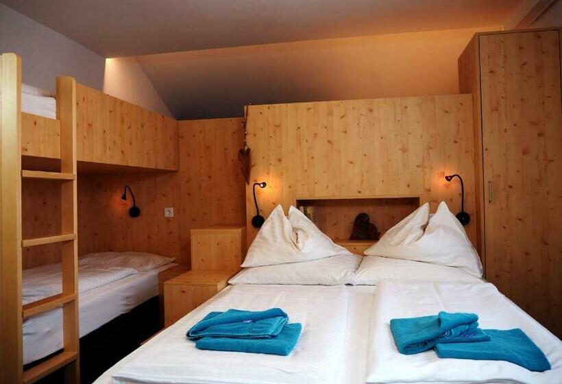 غرفة قياسية رباعية, Dav Haus