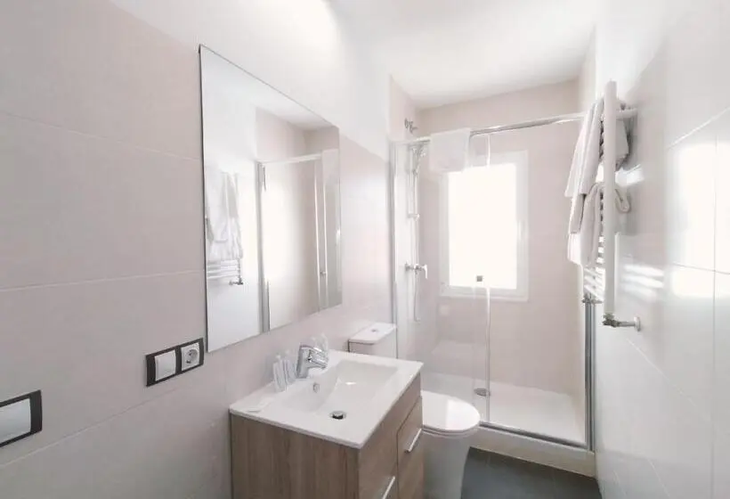اتاق استاندارد با بالکن, Hostal Gonzala By Gaiarooms