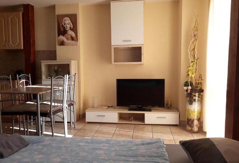 شقة غرفة واحدة مزودة بتراس, Penzión Fox