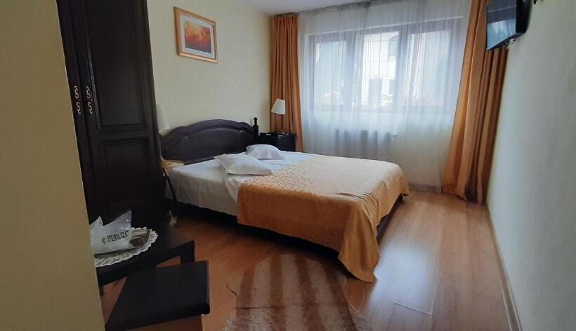 Quarto Estandar, Vila Felix