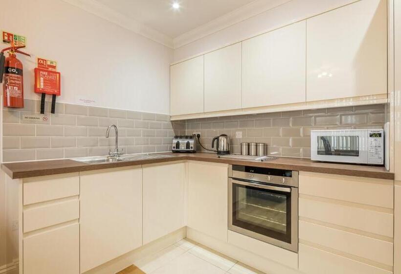 חדר דלוקס, Autumn House