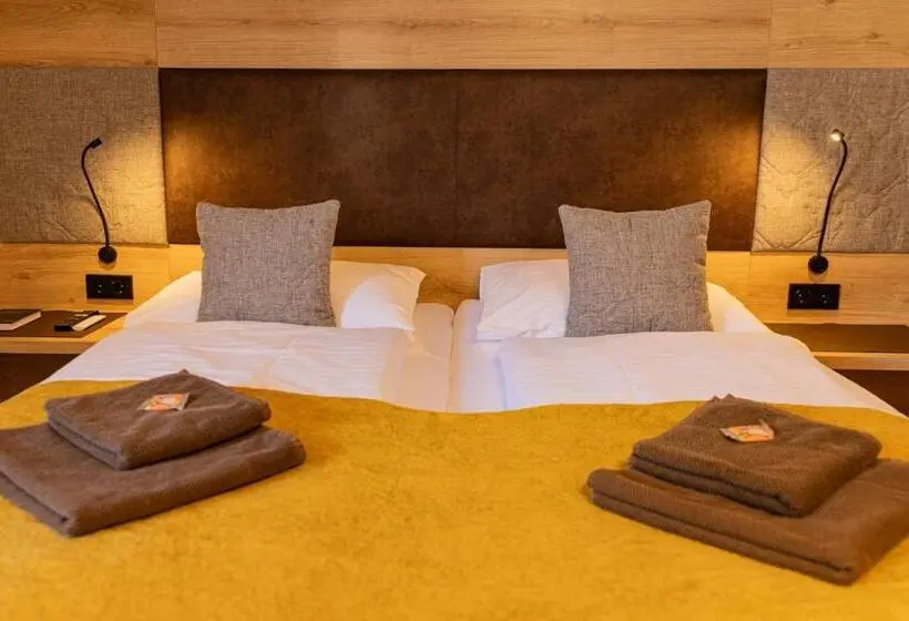 Habitació Triple Estàndard, Pension Dachsteinhof